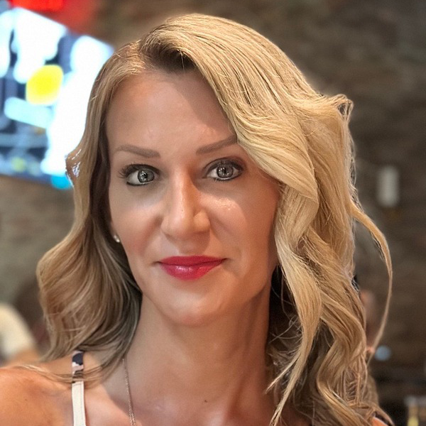Jennifer - nauczycielka JDJ
